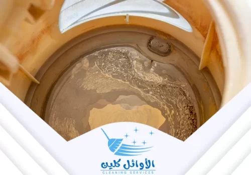 غسيل خزانات بالرياض هو خدمة مهمة لضمان نظافة المياه. تظهر الصورة داخل خزان ملوث بالترسبات والرواسب