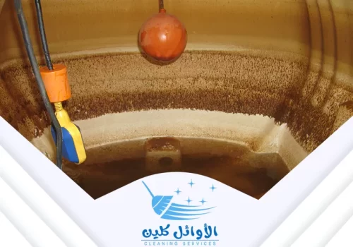تنظيف وعزل خزانات بالرياض يعد من الخدمات الأساسية للحفاظ على نقاء المياه. نلاحظ خزان مياه يظهر فيه تراكمات دهنية وأوساخ