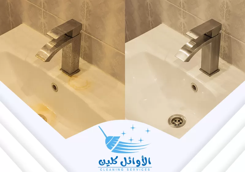 إزالة الترسبات والكلس. يظهر الفرق بين حوض غسيل متسخ بترسبات وبين نفس الحوض بعد التطهير.