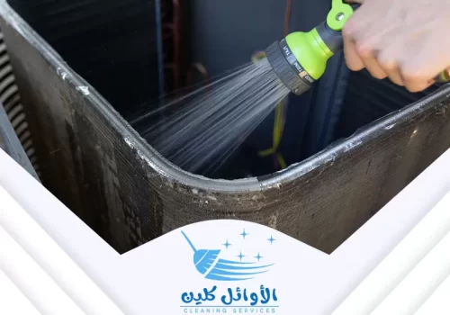 تنظيف مكيفات سبليت بالرياض 0566929898 شركة الاوائل كلين تنظيف مكيفات سبليت بالرياض يتطلب الاهتمام بتفاصيل دقيقة لضمان كفاءة التبريد. في الصورة، نرى عملية تنظيف الوحدة الداخلية للمكيف